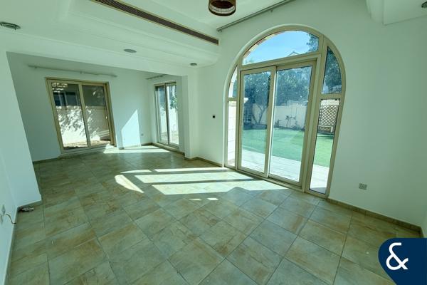 Esmeralda Villa | Large Garden | Best Price