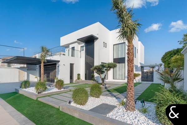 One of a kind Garden Home, Book to see!