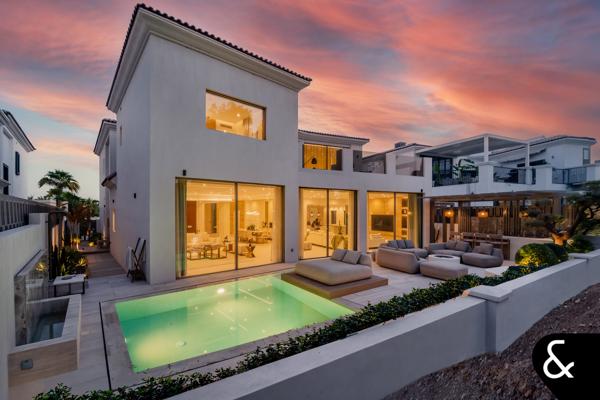 Exclusive Turnkey Mansion overlooking Earth Golf Course