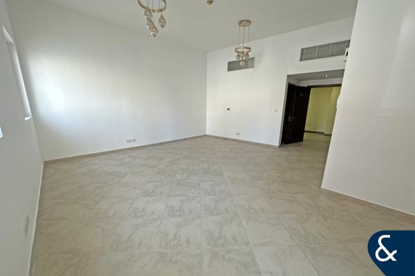 Spacious 1 Bedroom | Vacant | 1,081 Sq/Ft