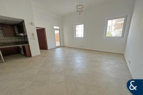 Spacious 1 Bedroom | Vacant | 1,081 Sq/Ft