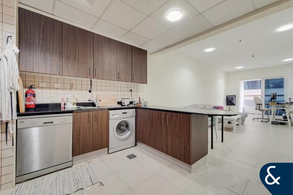 Unfurnished | Large Layout | Tram Nearby