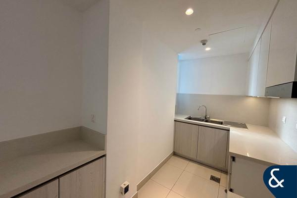 Large Layout | Closed Kitchen | Unfurnished