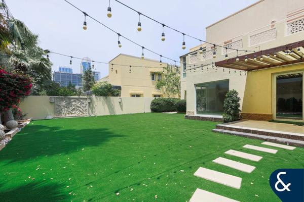 Fully Upgraded | Stunning | Private Pool