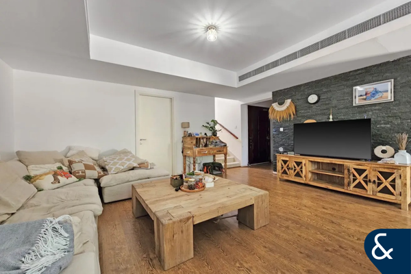 Upgraded | Open Plan Layout | Lake facing