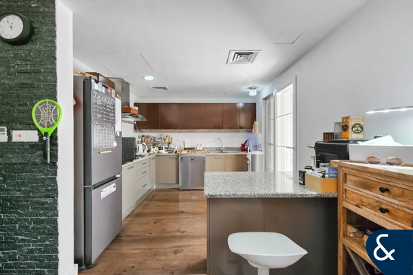 Upgraded | Open Plan Layout | Lake facing