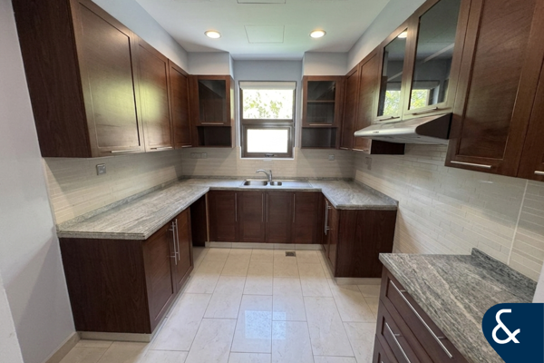 Spacious 4 Bedrooms | Casa | Family Living