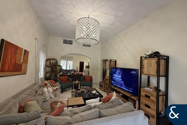 Beautiful | 5 Bed + Study |  Pool + maid