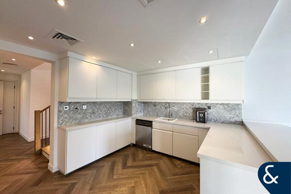 Upgraded Five-Bed / Lake & Skyline Views