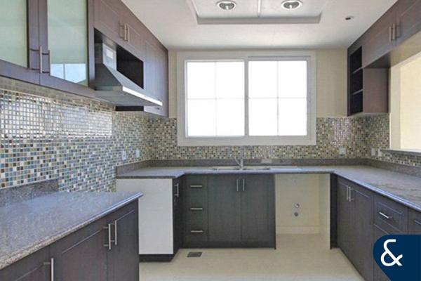 3 Bedrooms | Vacant | Huge Corner Plot