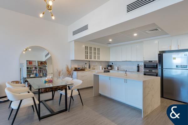 One Bedroom I Fully Upgraded I 1070 Sqft