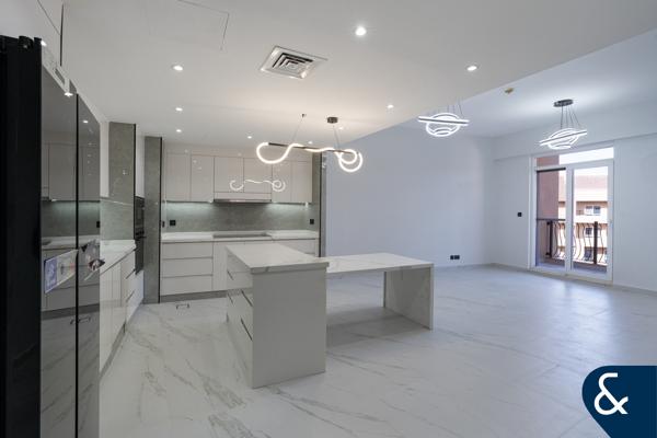 One Bed I Fully Upgraded I 1027 Sqft I VOT