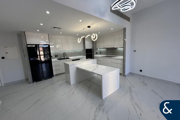 One Bed I Fully Upgraded I 1027 Sqft I VOT