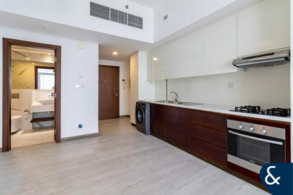 Unfurnished | Balcony | Modern Studio