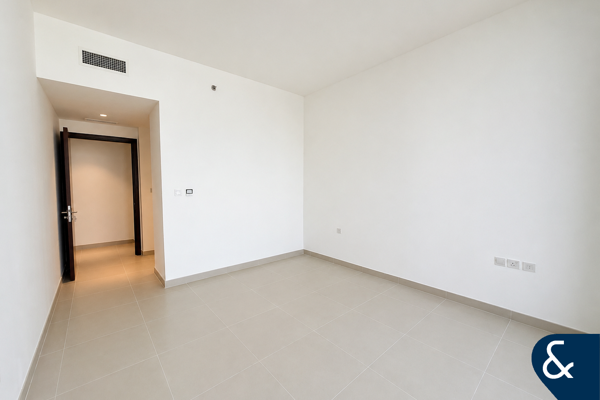 Spacious Modern Unit | Prime Location | 2 Bed