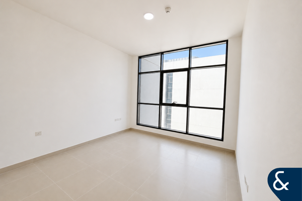 Spacious Modern Unit | Prime Location | 2 Bed