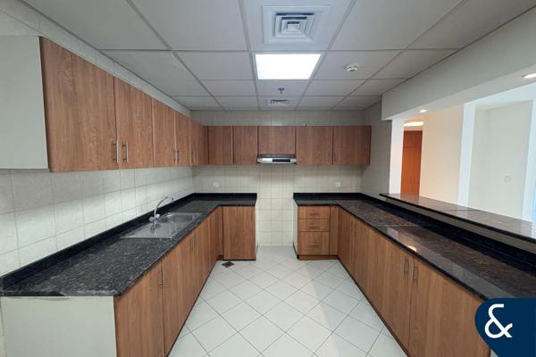 Vacant | Large Apartment | Balcony