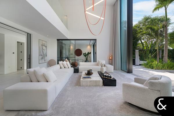 5 bedrooms | Show home | Lake Views