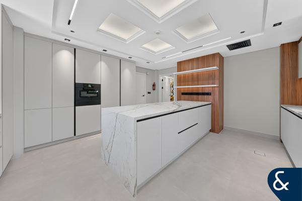6 Beds | Furnished l Sea View | Upgraded