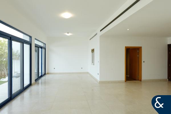 Corner | On the Beach | Unfurnished | Vacant