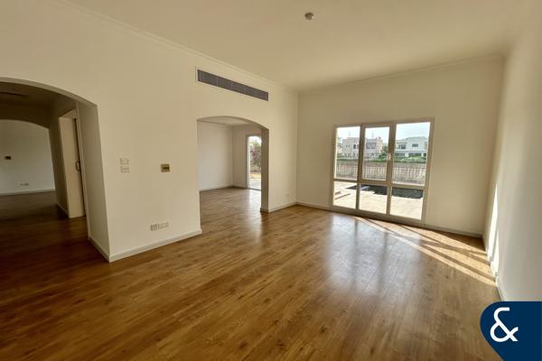 Lake view | Vacant | Private pool