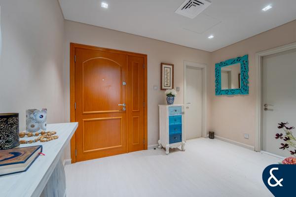Lake View | 3 Bedrooms | Available July