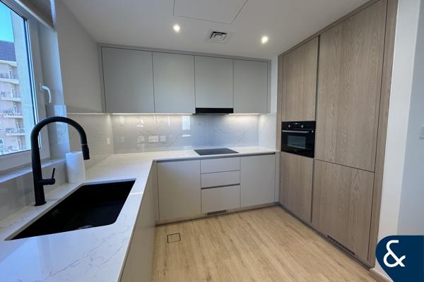 One Bed I Corner I Fully Upgraded I Vacant