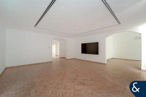 Exclusive | Corner Townhouse | Vacant