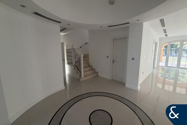 5 Bedrooms | Single Row | Vacant