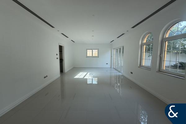 5 Bedrooms | Single Row | Vacant