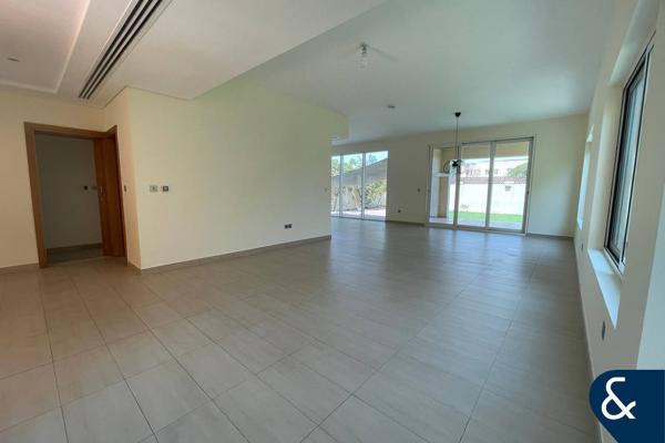 Urgent Sale | 4 BR | 6.5k Plot | Quiet Row