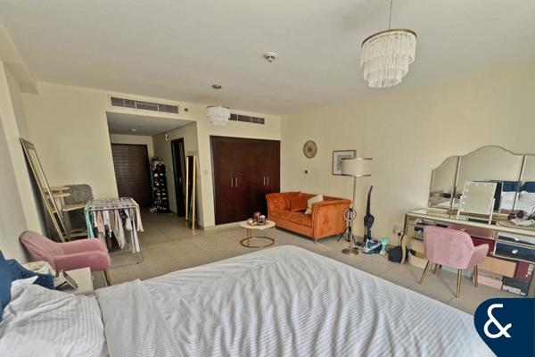 Large Studio |  Boulevard View | Downtown