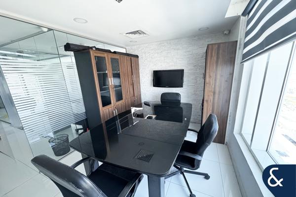 Furnished | 3 Cabins | Internal Pantry