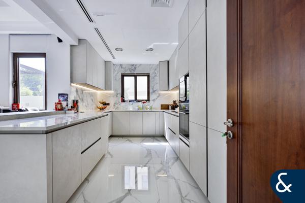 Upgraded 4 Bedrooms Villa with Pool