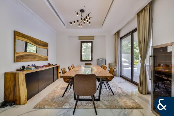 Upgraded 4 Bedrooms Villa with Pool