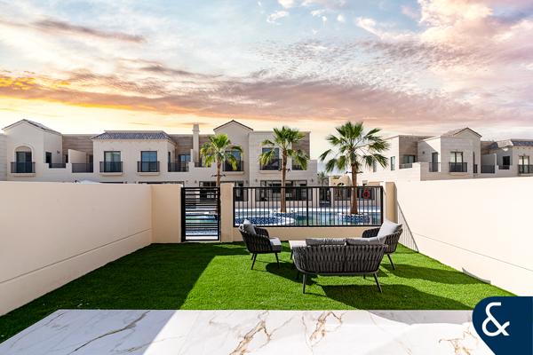 Exclusive | Furnished | Lagoon backing