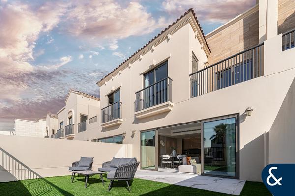 Exclusive | Furnished | Lagoon backing