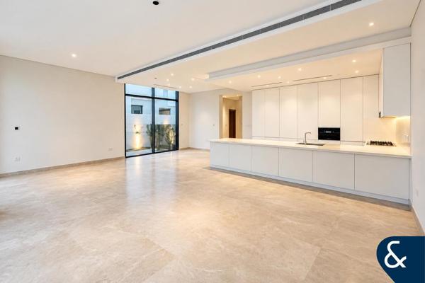 4 + Maids | Single Row | Sunset & Burj Views
