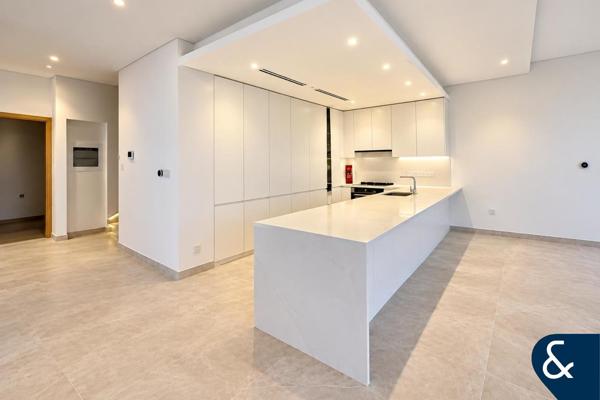 4 + Maids | Single Row | Sunset & Burj Views