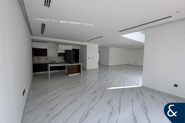 Closed Garage | Modern Design | Large Layout