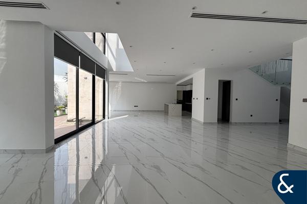 Closed Garage | Modern Design | Large Layout