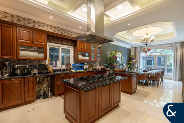 Custom built 2019| 5 Bed | Private pool | Gym