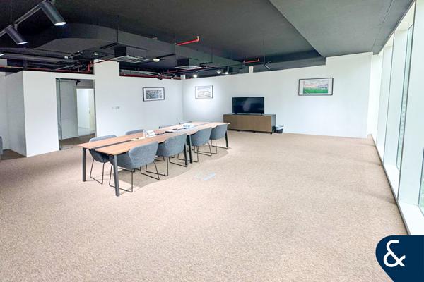 Fitted | 2000 SQFT | Close to Metro