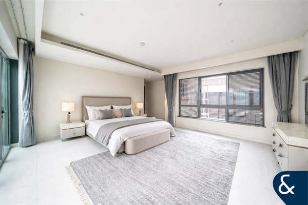 Single Row Quietly Located Park Facing Villa