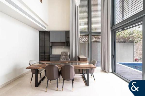 Single Row Quietly Located Park Facing Villa