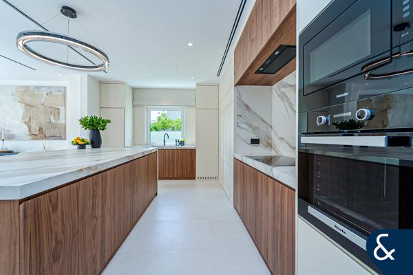 5 EN-SUITE | TURNKEY UPGRADED |NEW RENOVATION
