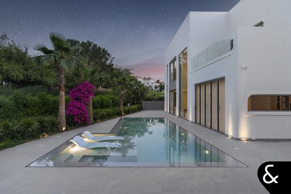 Main Lake | 5 bedrooms | Upgraded