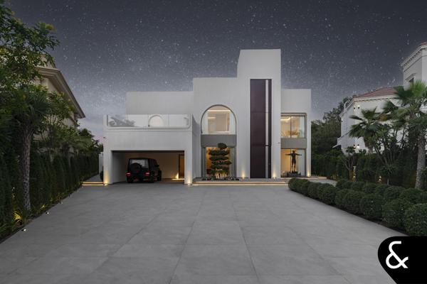 Main Lake | 5 bedrooms | Upgraded