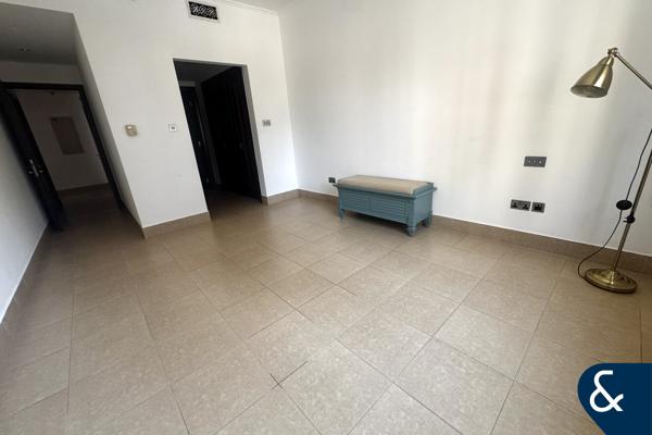 Corner Unit | Burj View | Study Room