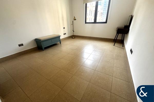 Corner Unit | Burj View | Study Room